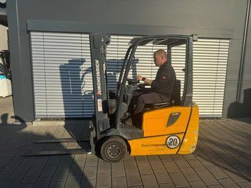 Jungheinrich EFG 215 &mdash; jazden&aacute; manipulačn&aacute; technika | Booster Lift