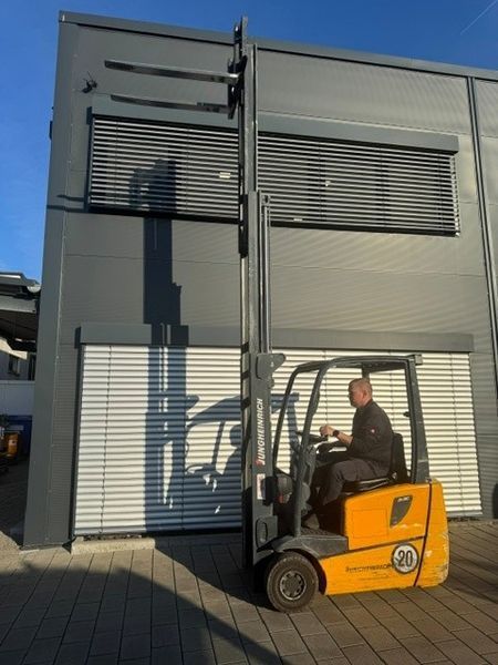 Jungheinrich EFG 215 &mdash; jazden&aacute; manipulačn&aacute; technika | Booster Lift