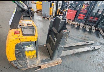 Jungheinrich ECE225 2400mm bad battery &mdash; jazden&aacute; manipulačn&aacute; technika | Booster Lift