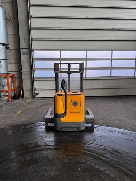 Jungheinrich EJC B 12 &mdash; jazden&aacute; manipulačn&aacute; technika | Booster Lift