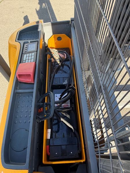 Jungheinrich EJC 112 li-ion 2.9m/ cold store &mdash; jazden&aacute; manipulačn&aacute; technika | Booster Lift