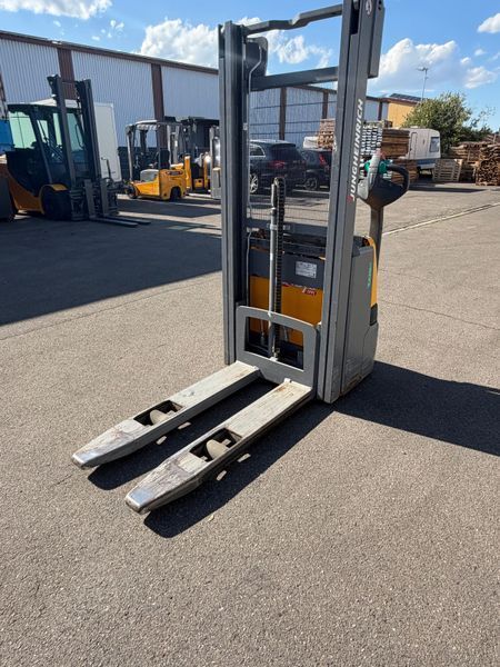 Jungheinrich EJC 112 li-ion 2.9m/ cold store &mdash; б/у складская техника | Booster Lift