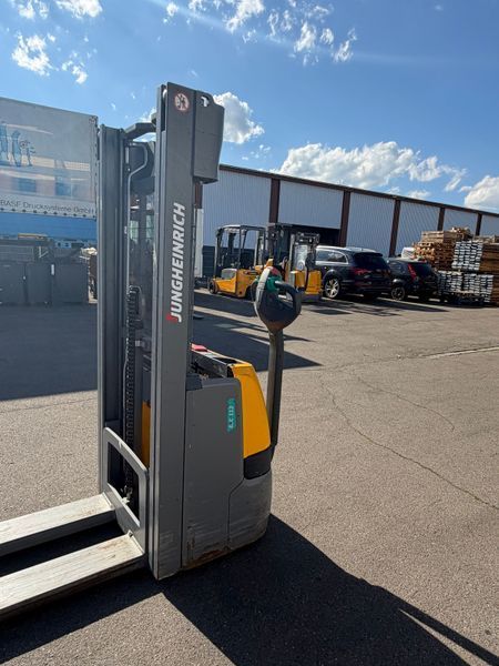 Jungheinrich EJC 112 li-ion 2.9m/ cold store &mdash; jazden&aacute; manipulačn&aacute; technika | Booster Lift