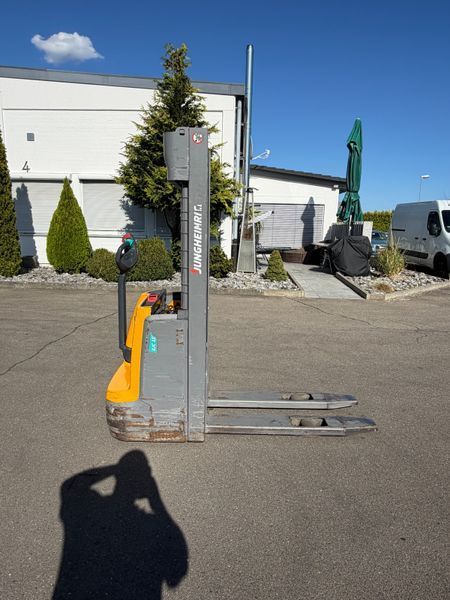 Jungheinrich EJC 112 li-ion 2.9m/ cold store &mdash; jazden&aacute; manipulačn&aacute; technika | Booster Lift