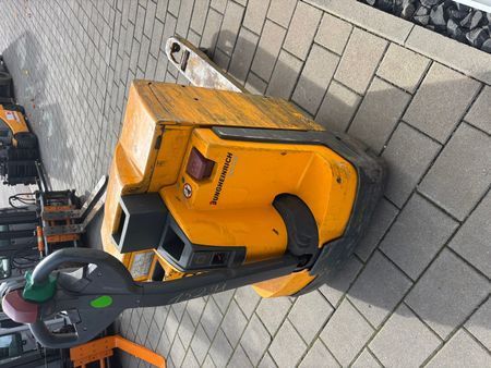 Jungheinrich EJE 225 &mdash; jazden&aacute; manipulačn&aacute; technika | Booster Lift