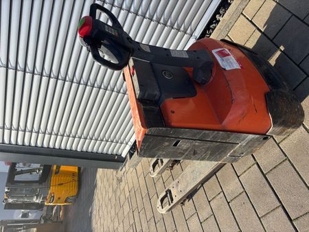 BT LWE 180 &mdash; jazden&aacute; manipulačn&aacute; technika | Booster Lift