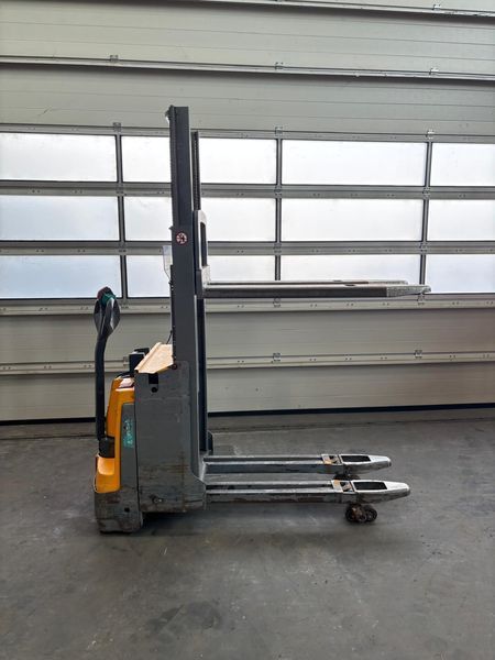 Jungheinrich EJD 118 &mdash; jazden&aacute; manipulačn&aacute; technika | Booster Lift