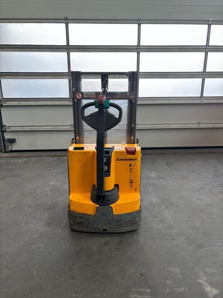 Jungheinrich EJD 118 &mdash; jazden&aacute; manipulačn&aacute; technika | Booster Lift