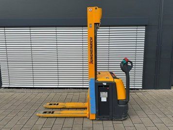 Jungheinrich EJC 216z &mdash; jazden&aacute; manipulačn&aacute; technika | Booster Lift