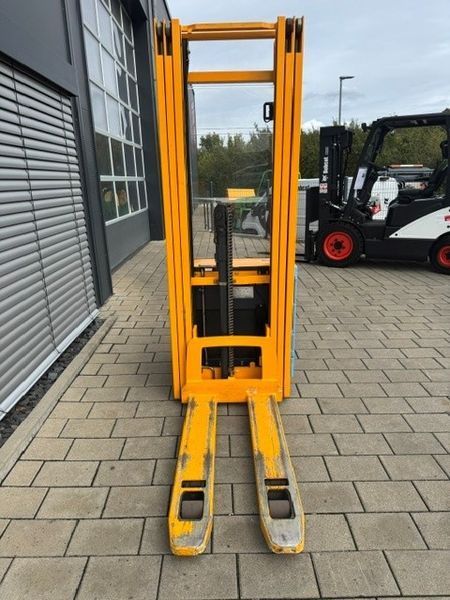 Jungheinrich EJC 216z &mdash; jazden&aacute; manipulačn&aacute; technika | Booster Lift