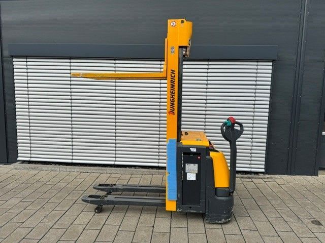 Jungheinrich EJC 216z &mdash; jazden&aacute; manipulačn&aacute; technika | Booster Lift
