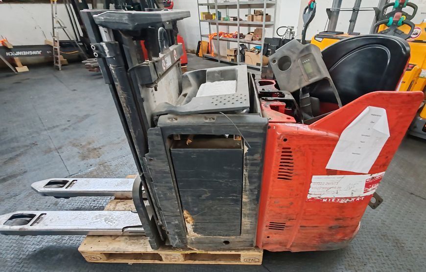 Linde L12LHP DEFECT &mdash; jazden&aacute; manipulačn&aacute; technika | Booster Lift