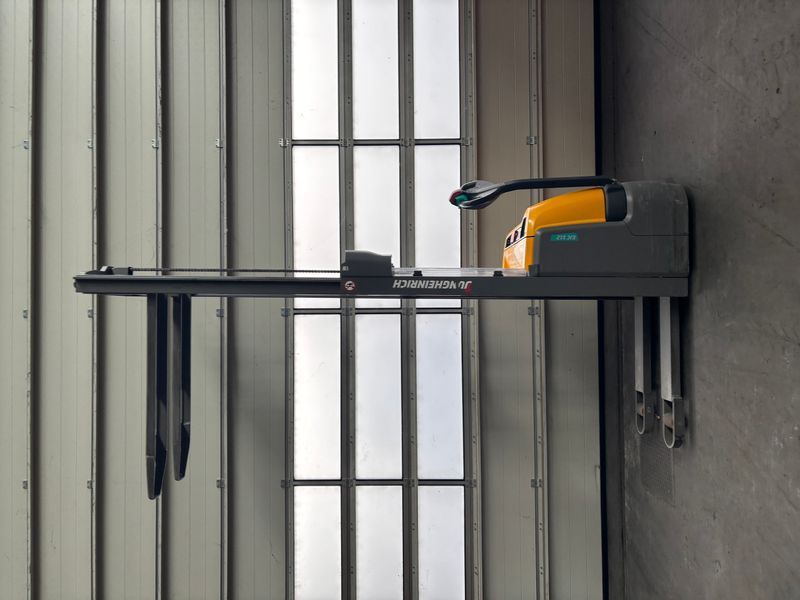 Jungheinrich EJC 112 &mdash; gebrauchte Stapler | Booster Lift