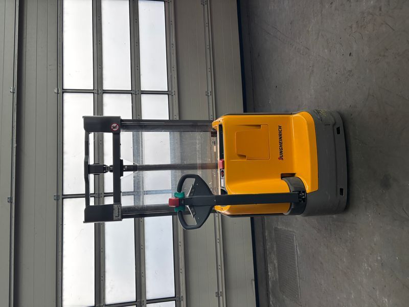 Jungheinrich EJC 112 &mdash; gebrauchte Stapler | Booster Lift