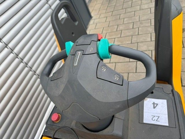 Jungheinrich ERD 220 Lithium &mdash; jazden&aacute; manipulačn&aacute; technika | Booster Lift