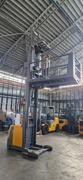 Jungheinrich EKS 412s P+F220 1050 DT &mdash; used warehouse equipment | Booster Lift