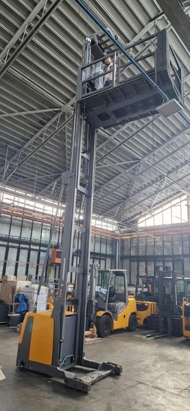 Jungheinrich EKS 412s P+F220 1050 DT &mdash; used warehouse equipment | Booster Lift