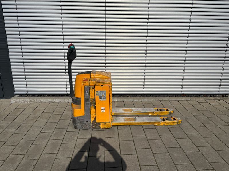 Jungheinrich EJE 120 &mdash; jazden&aacute; manipulačn&aacute; technika | Booster Lift