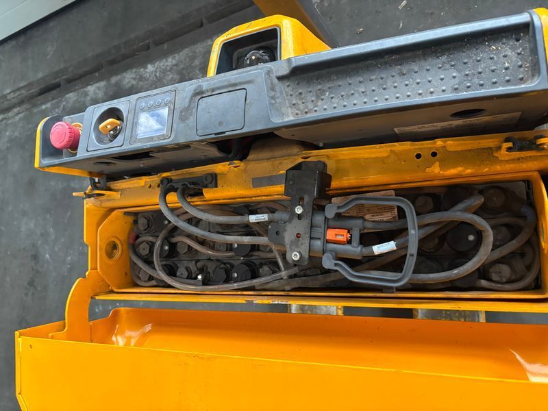 Jungheinrich EJE 116 &mdash; jazden&aacute; manipulačn&aacute; technika | Booster Lift