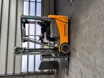 Jungheinrich EFG 215 Triplex &mdash; used warehouse equipment | Booster Lift