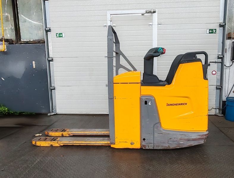 Jungheinrich ERE 225 2021y/ 3285mh &mdash; used warehouse equipment | Booster Lift
