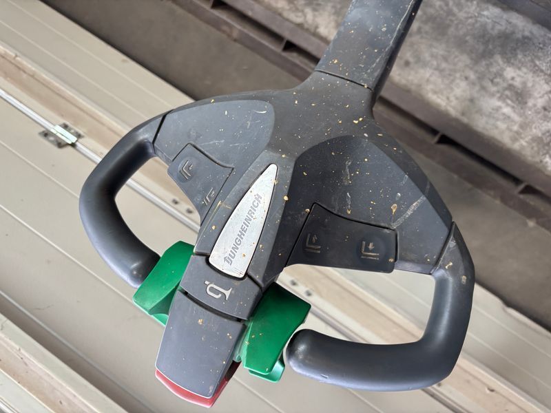 Jungheinrich EJE 225 &mdash; jazden&aacute; manipulačn&aacute; technika | Booster Lift