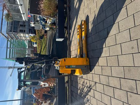 Jungheinrich EJE 114 Li-Ion BJ:2020 &mdash; jazden&aacute; manipulačn&aacute; technika | Booster Lift
