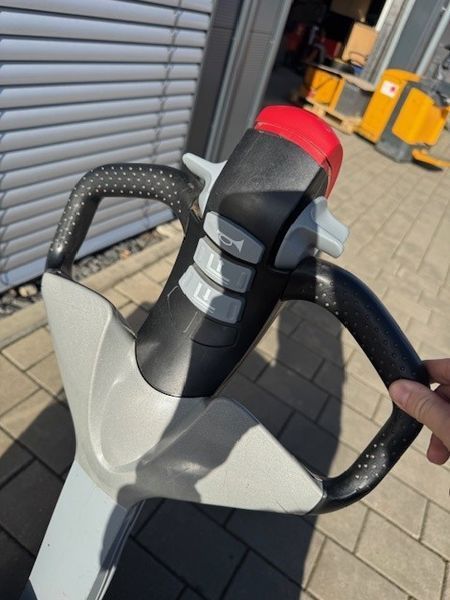 Still EXU 16 &mdash; jazden&aacute; manipulačn&aacute; technika | Booster Lift