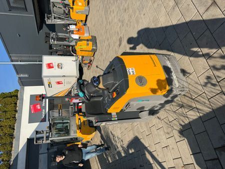 Jungheinrich EZS130 Li-Ion &mdash; used warehouse equipment | Booster Lift