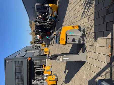 Jungheinrich EZS130 Li-Ion &mdash; jazden&aacute; manipulačn&aacute; technika | Booster Lift