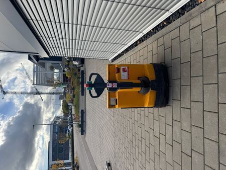 Jungheinrich EJE 118 &mdash; jazden&aacute; manipulačn&aacute; technika | Booster Lift
