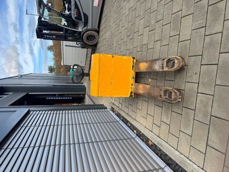Jungheinrich EJE 118 &mdash; jazden&aacute; manipulačn&aacute; technika | Booster Lift