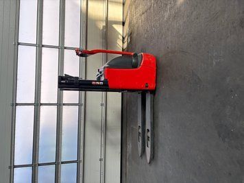 Linde L 12 &mdash; used warehouse equipment | Booster Lift