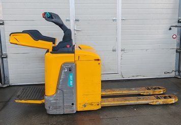 Jungheinrich ERE 225 KP &mdash; jazden&aacute; manipulačn&aacute; technika | Booster Lift