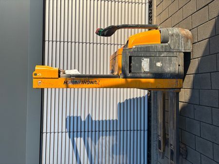 Jungheinrich EJC 216z &mdash; jazden&aacute; manipulačn&aacute; technika | Booster Lift