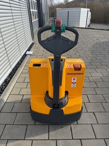 Jungheinrich EJE 220 &mdash; jazden&aacute; manipulačn&aacute; technika | Booster Lift
