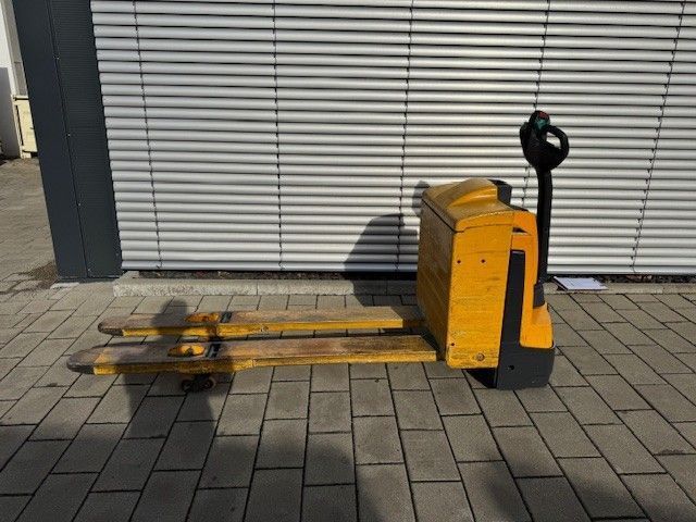 Jungheinrich EJE 220 &mdash; jazden&aacute; manipulačn&aacute; technika | Booster Lift