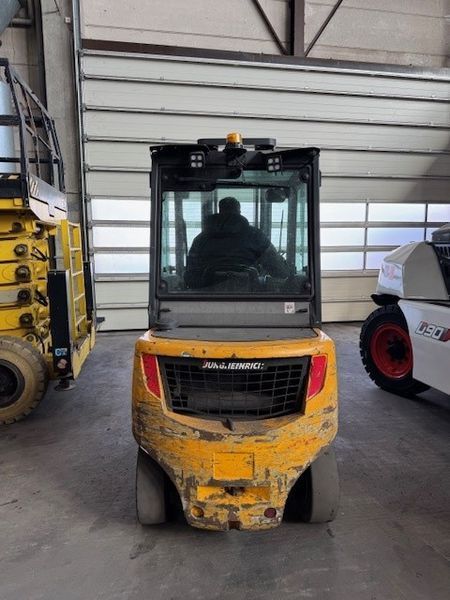 Jungheinrich DFG430s 400ZT &mdash; jazden&aacute; manipulačn&aacute; technika | Booster Lift
