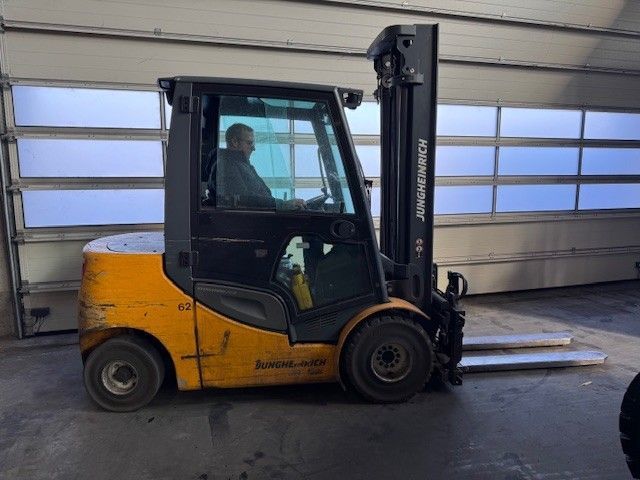 Jungheinrich DFG430s 400ZT &mdash; jazden&aacute; manipulačn&aacute; technika | Booster Lift