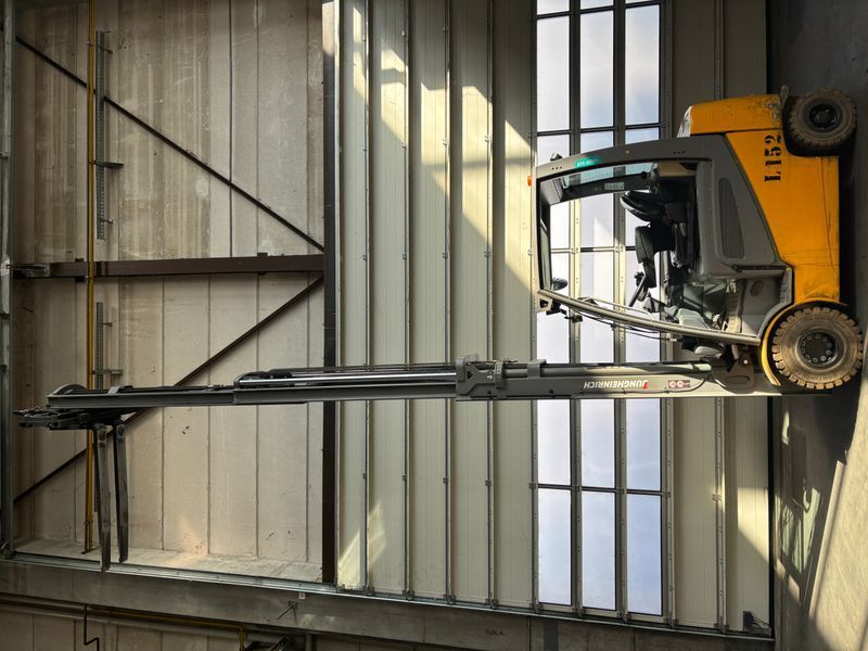 Jungheinrich EFG 425K &mdash; jazden&aacute; manipulačn&aacute; technika | Booster Lift