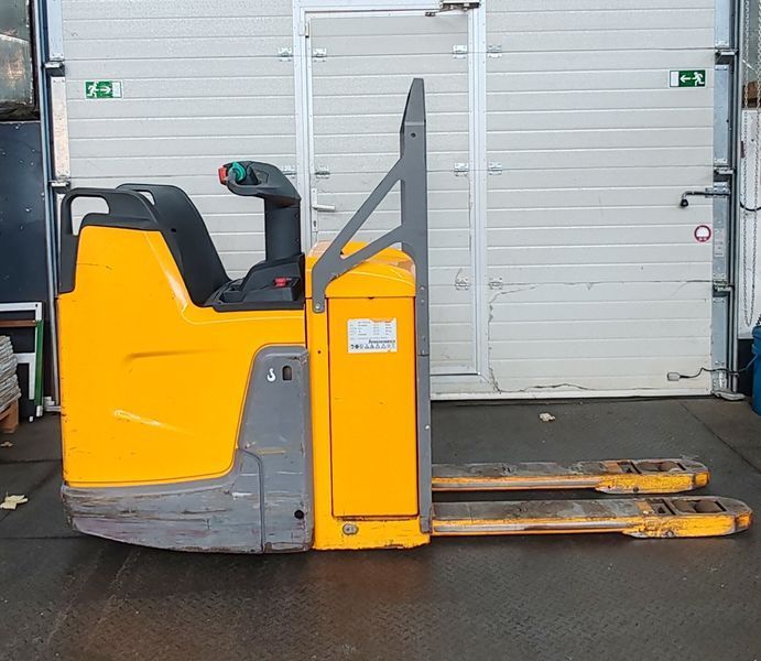 Jungheinrich ERE 225 2021y/ 2816mh &mdash; used warehouse equipment | Booster Lift
