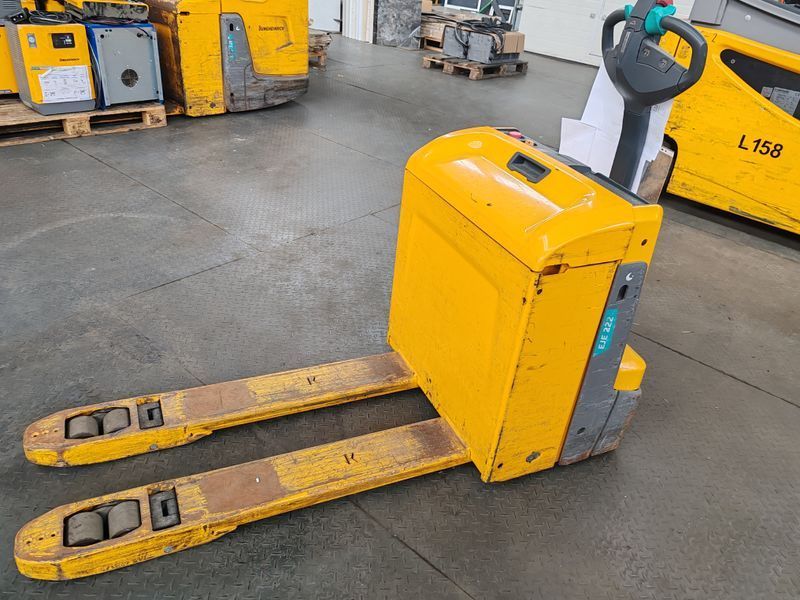 Jungheinrich EJE 222 &mdash; jazden&aacute; manipulačn&aacute; technika | Booster Lift