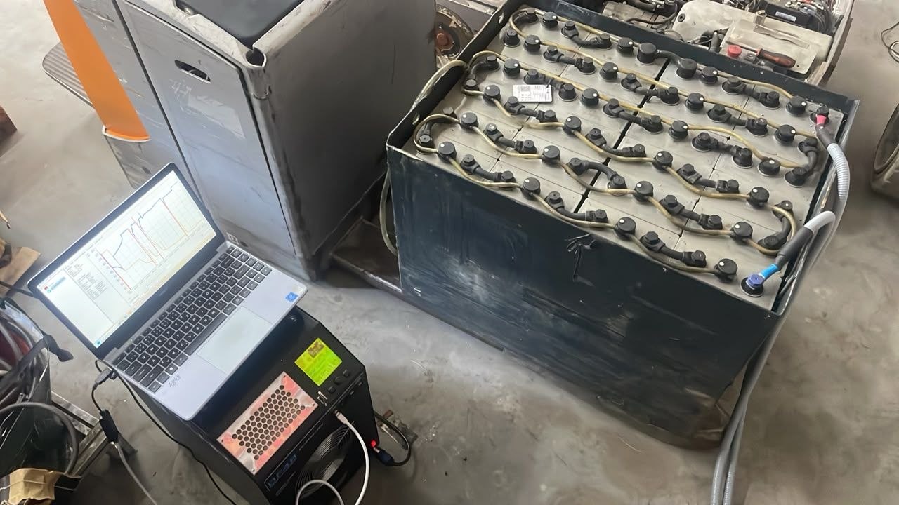 Regenerierung einer Gabelstapler-Antriebsbatterie an einem Diagnosegerät